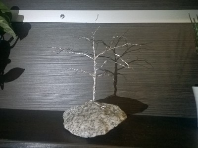 drzewo z drutu na kamieniu