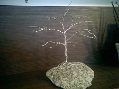 drzewo z drutu na kamieniu