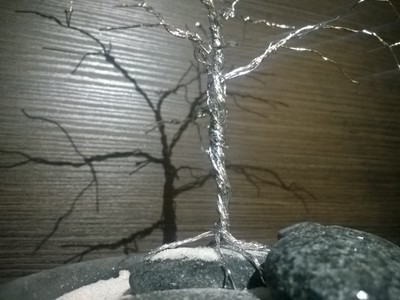 drzewo z drutu na kamieniu piasek dekoracja