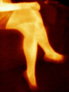 termowizja nogi kobiety w podczerwieni