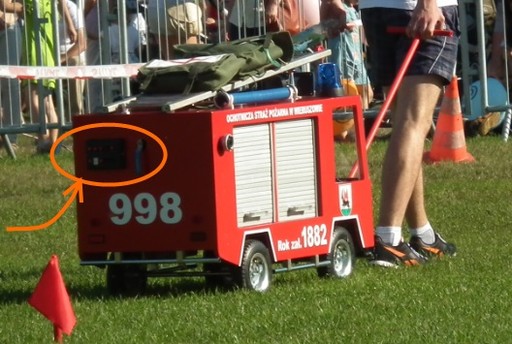miniaturowy wóz strażacki z syreną zura