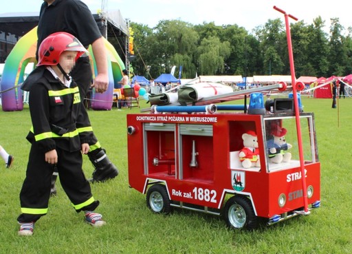 miniaturowy wóz strażacki z syreną zura